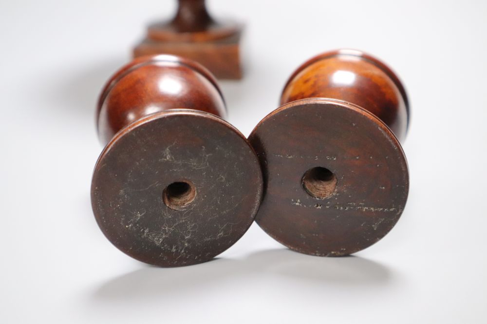 A 19th century turned amboyna urn, 11cm and two late Georgian turned mahogany egg cups, 6.5cm